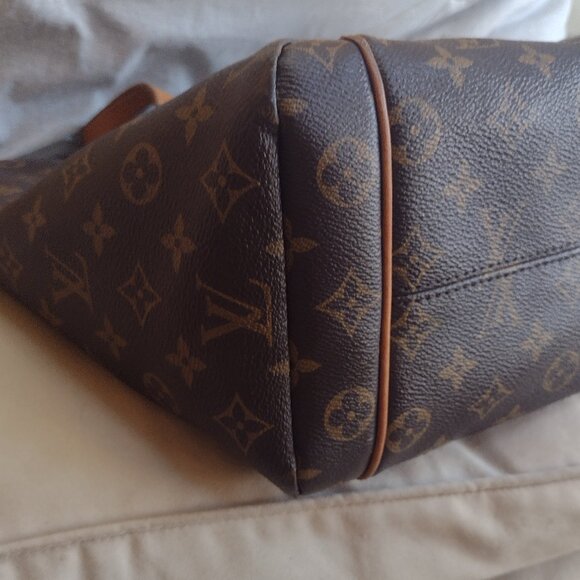 DISCONTINUED Louis Vuitton Totally MM in Monogram - Picture 2 of 15
